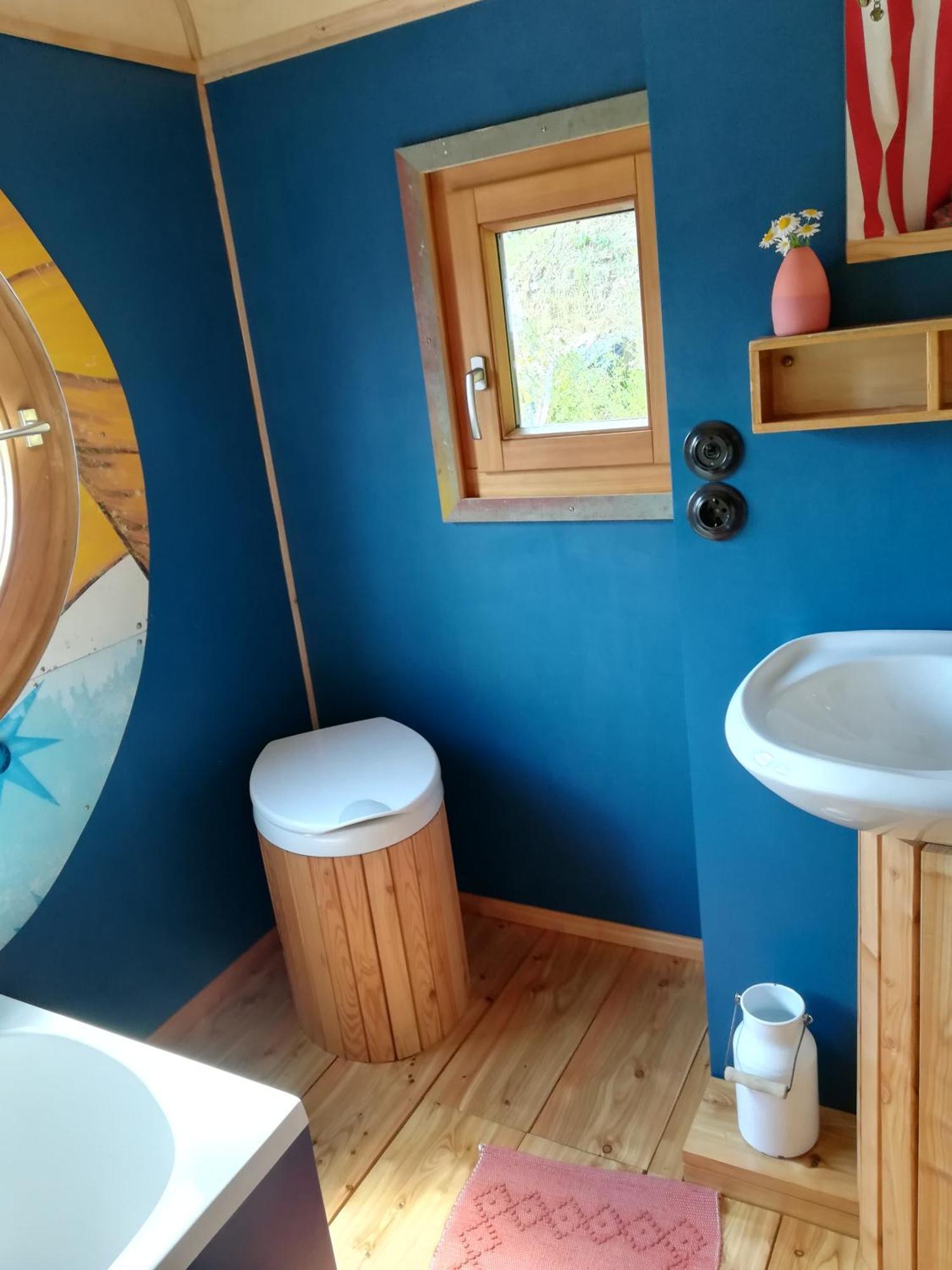Benno Der Wagen - Kreativ Gestaltetes Tiny House Am Waldrand Nahezu Alleinlage Rennsteig Gruenes Band Natur Pur Hund Willkommen Tettau Exterior photo